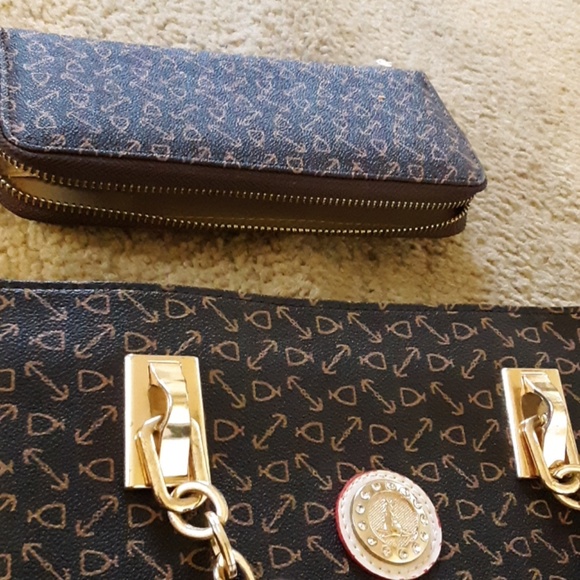 Purse - Picture 2 of 8